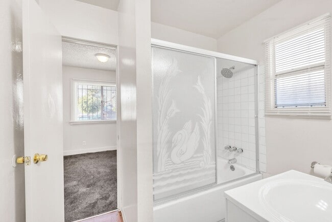 Building Photo - MODERN 2BED/1BATH APARTMENT WITH WASHER/DR...