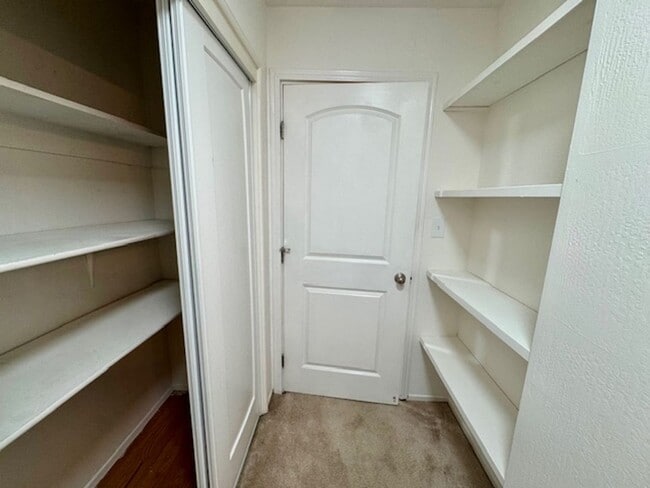 Building Photo - Charming single level home in Parkmead neighborhood