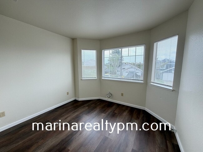 Building Photo - Glen Cove Beauty 3 bed 2.5  bath 2 Story home in established neighborhood