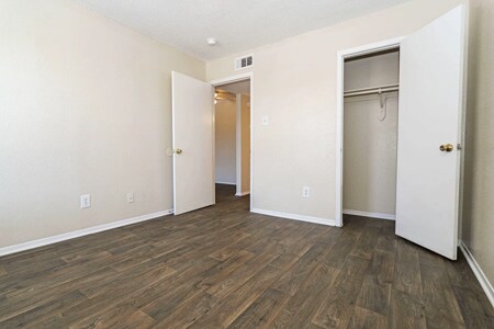 Building Photo - 2701 Green Oaks Rd