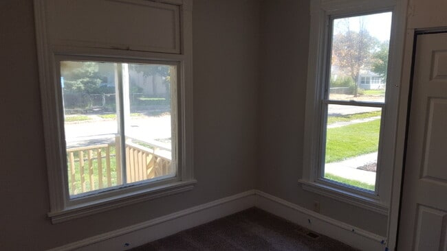 Building Photo - Charming 1-Bedroom Retreat on Colfax Ave – Your Cozy Minneapolis Haven Awaits!