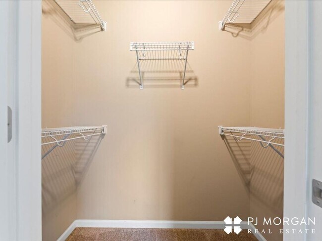 Building Photo - 3 Bedroom , 2 Bathroom House - Available I...