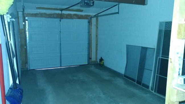 Building Photo - (2) bedroom Town-House w/ new Dining Room ...