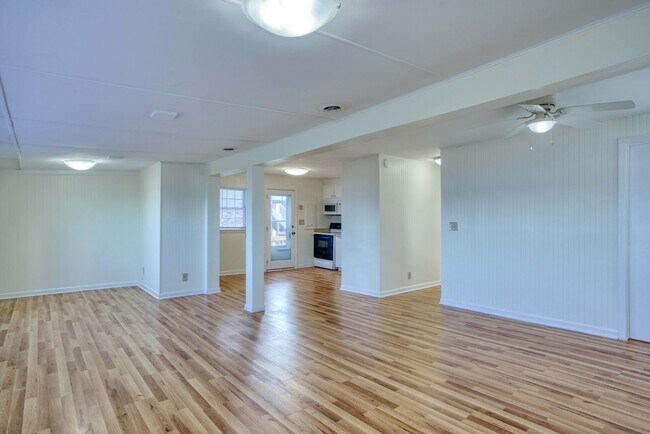 Building Photo - Waterfront Cottage - Newly Renovated!