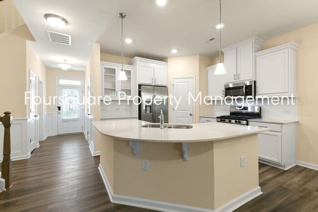 Building Photo - Townhome| Screened -In Back Porch |One Car...
