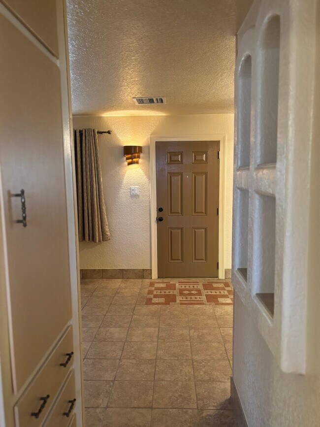 Building Photo - NEWLY REMODELED 1 BED 1 BATH