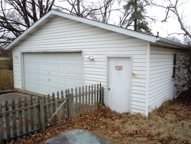 Building Photo - Two Bedroom Cottage Just off the Beltline ...