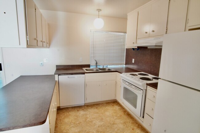 Building Photo - 1597 Drake Dr
