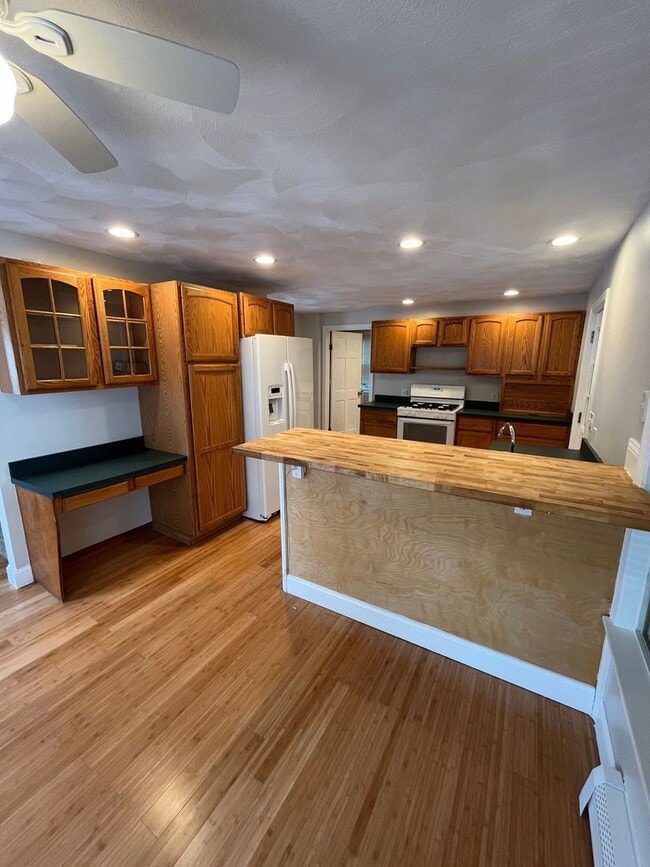 Building Photo - 4 Bedroom 2 Bath Single Family Home
