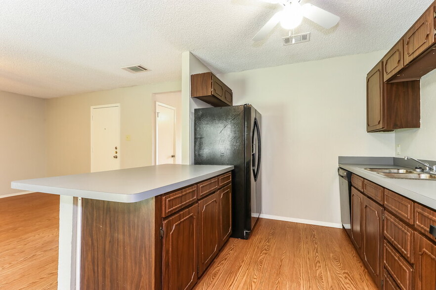 Building Photo - 716 Admiralty Way