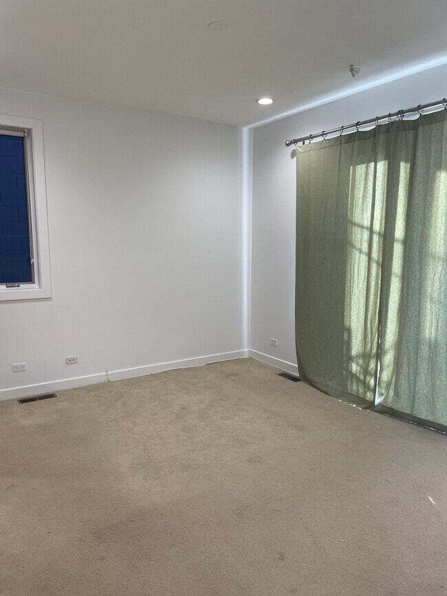 Building Photo - 1024 N Honore St