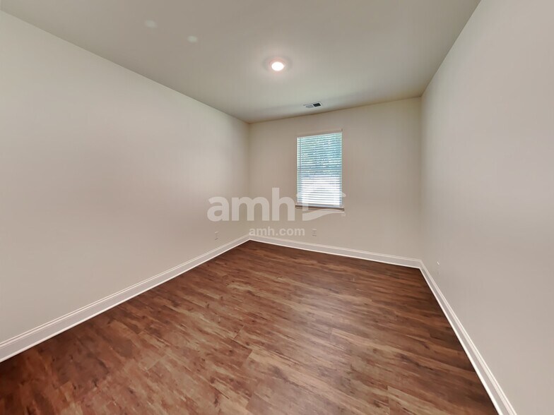 Building Photo - 2062 Windsor Park Ave