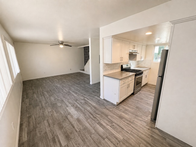 Building Photo - 211 E Santa Paula St