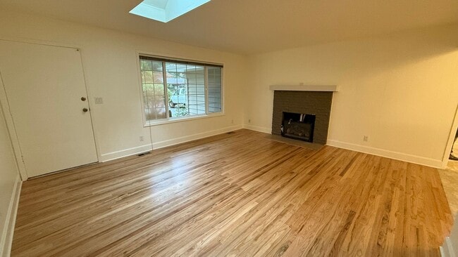 Building Photo - Stunning Forest Retreat in Lake Oswego 3 beds 2 baths + Den; Video!