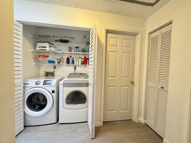 Building Photo - Annual unfurnished nicely renovated 2/2 villa near the Ringling Museum