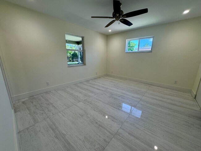 Building Photo - 401 SE 34th Ave