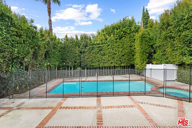 Building Photo - 10309 La Grange Ave