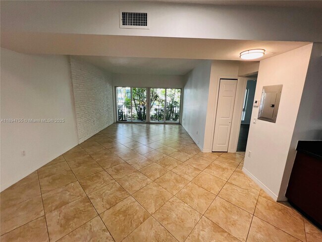 Building Photo - 946 Bay Dr