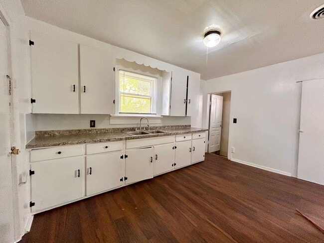 Building Photo - Three Bedroom Home in Southeast Grand Rapids