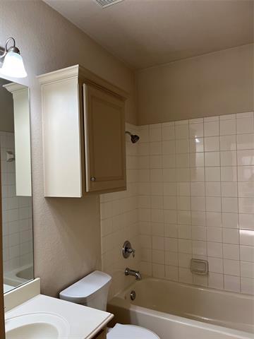 Building Photo - 817 La Cima