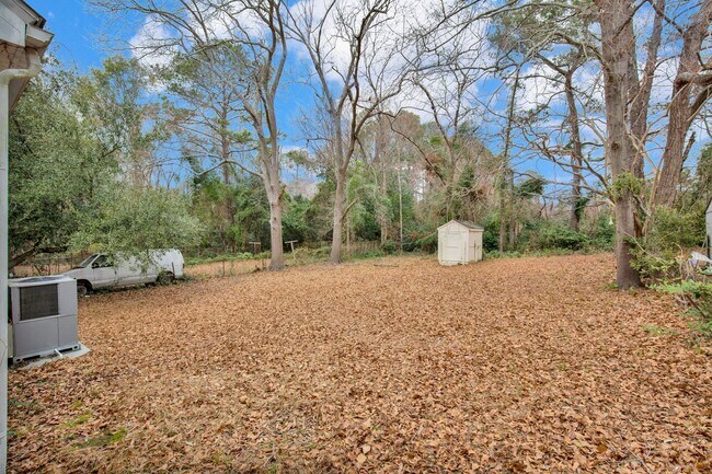 Building Photo - 216 Hawthrone