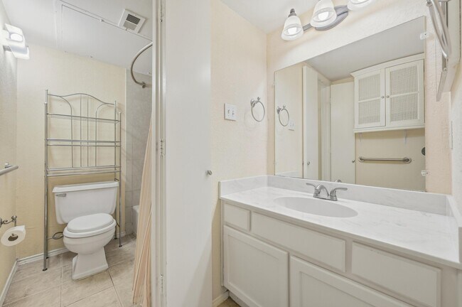 Building Photo - 2311 Basil Dr