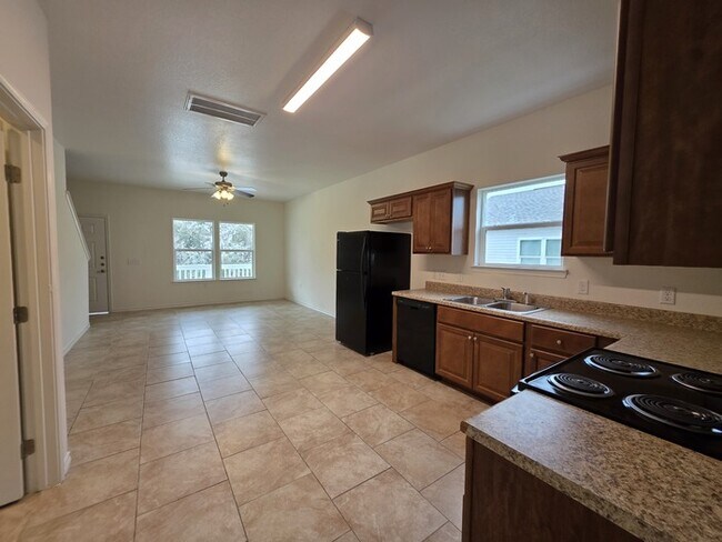 Building Photo - 6110 White Oak Dr