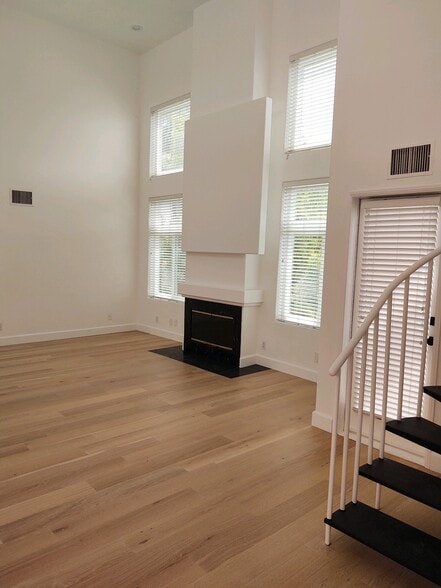 liv rm w/ fp and soaring ceilings - 1422 19th St