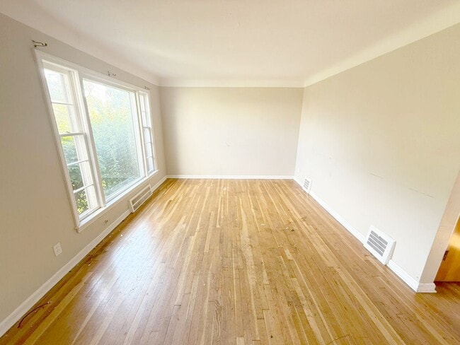 Building Photo - 3 BED 1 BATH BEAUTIFUL SINGLE FAMILY HOME