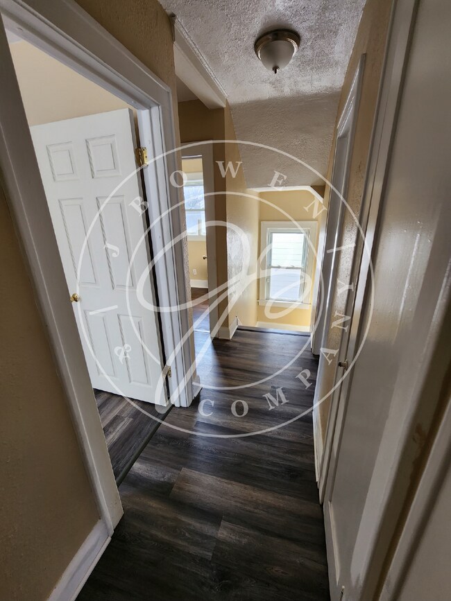 Building Photo - 3 bed 1 bath over 1200 Sq ft. and full basement!