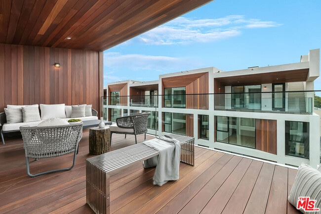 Building Photo - 610 S Van Ness Ave