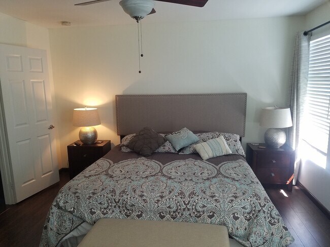 Building Photo - 2 Bedroom with an office!!