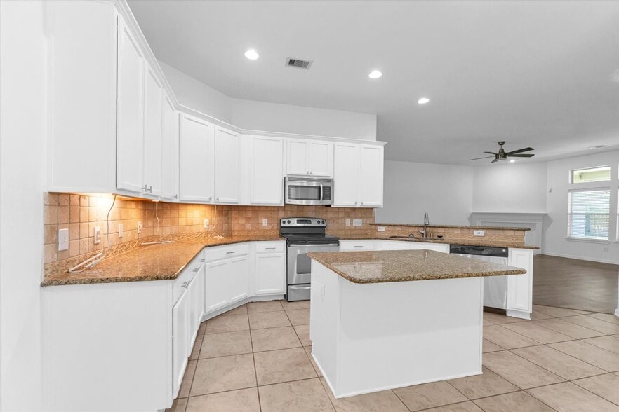 Building Photo - 14823 Yellow Begonia Dr