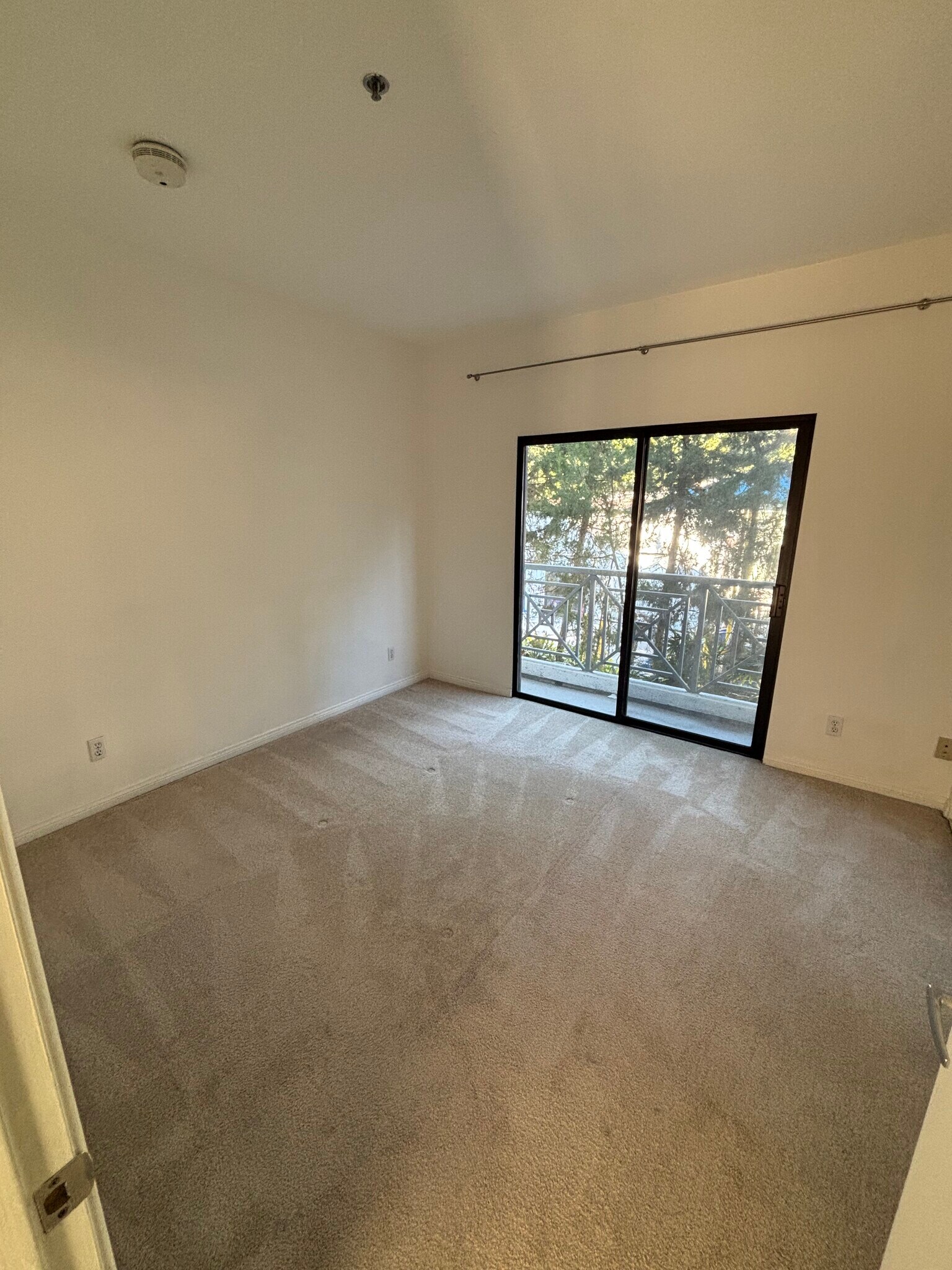 Building Photo - 111 S Oak Knoll Ave