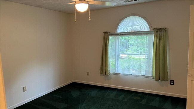 Building Photo - 995 Old Spring Way NE