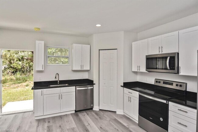 Building Photo - 4 bedroom home!