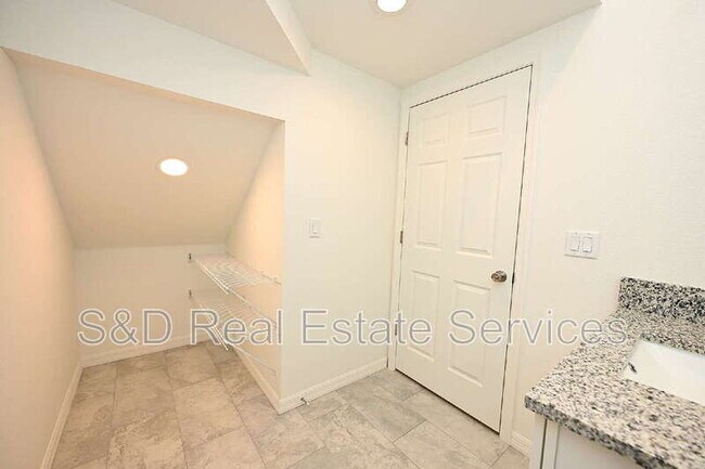 Building Photo - 1011 N Brunnell Pkwy
