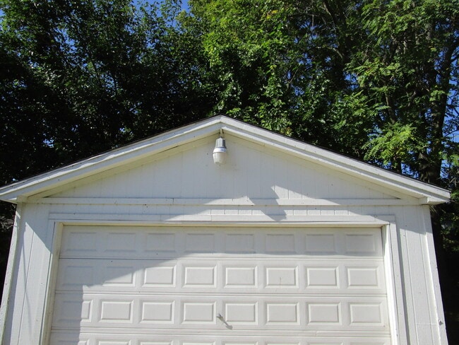 Building Photo - 25606 Hanover St