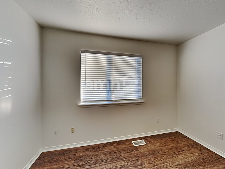 Building Photo - 2513 E Cinnamon Ln