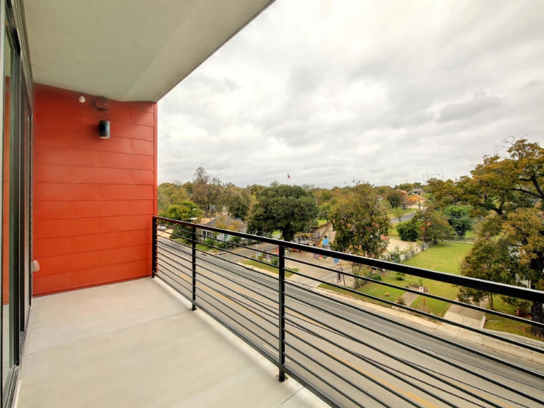 Building Photo - 1615 E 7th St