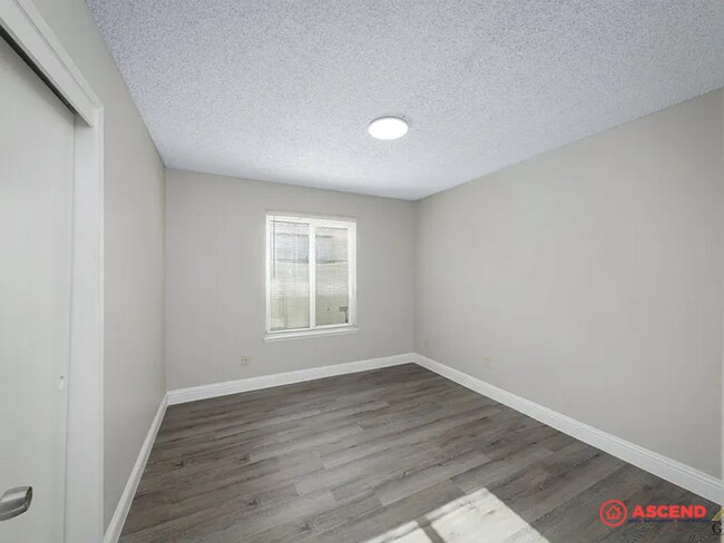 Building Photo - Cozy 3 Bedroom Home at White Ln. & Stine rd.