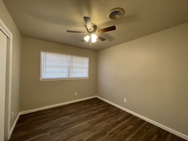 Building Photo - 606 Bangor Ave