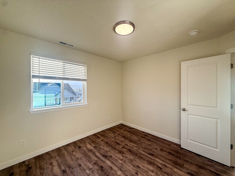 Building Photo - 507 NW Hillcrest Dr