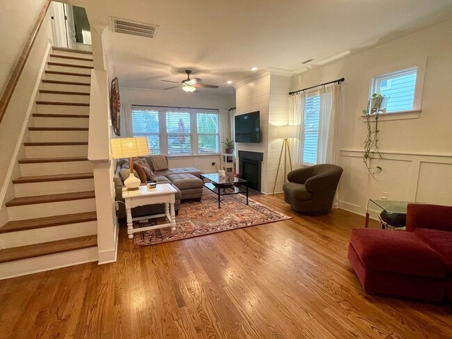 Building Photo - Beautiful Craftsman home near Duke!