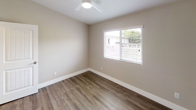 Building Photo - Large House, Great for Big Group! Close to...