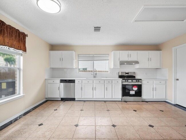 Building Photo - 2727 High Point Dr