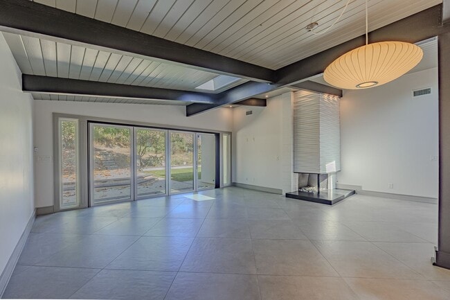 Building Photo - Luxurious Modern Living in the Heart of San Diego with Solar!