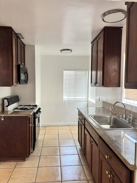 Building Photo - 6109 S Hobart Blvd