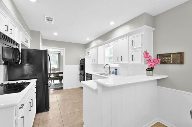 Building Photo - 223 Birchwood Dr