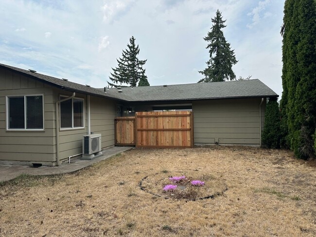 Building Photo - Beautifully updated 3 bedroom, 1 bath hous...